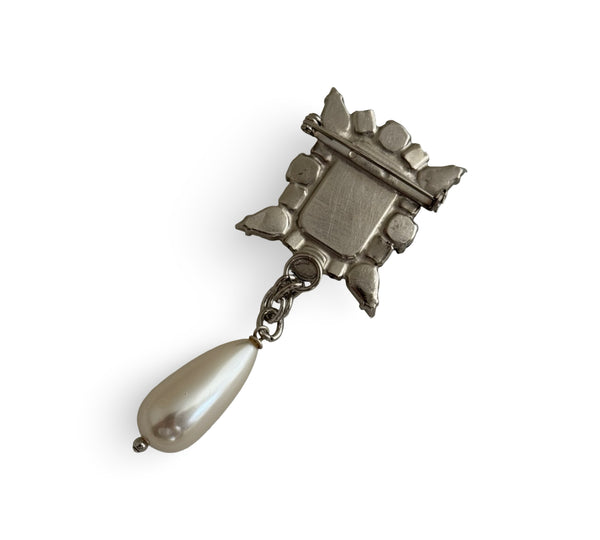 TUXEDO & PEARL BROOCH - SS26JU