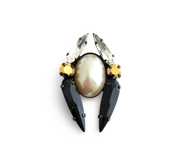 BROOCH DYNASTY PEARL NOIR SERAPH PIN